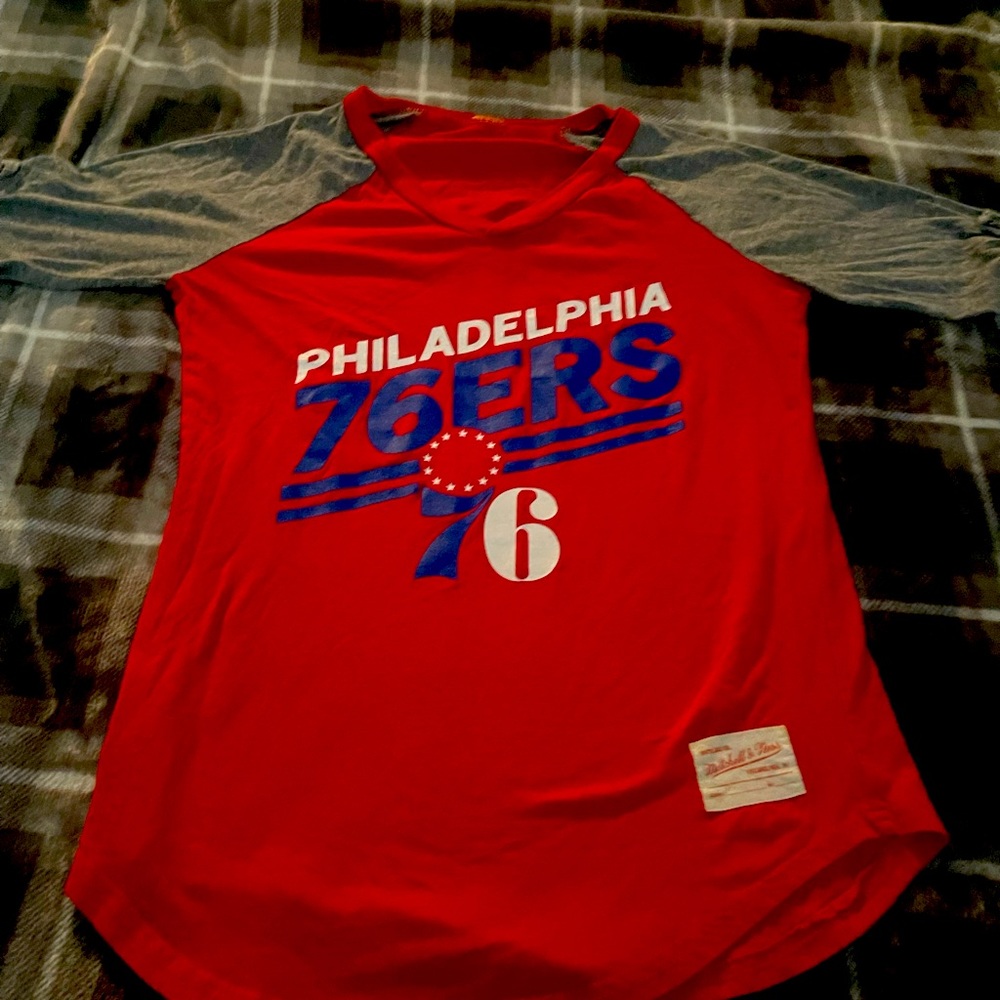 Size S/M Women’s Mitchell & Ness Philadelphia 76ers 3/4 Button sleeve tee.